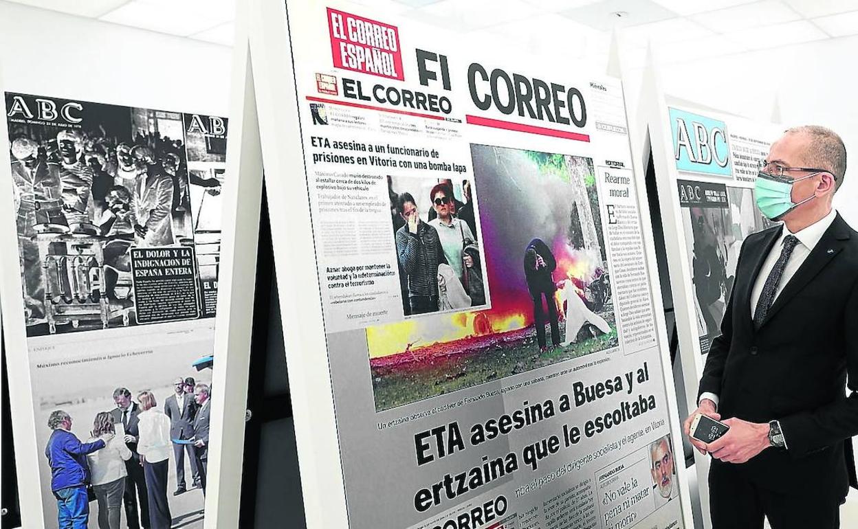 El cónsul francés, ayer durante su visita a la exposición con portada de EL CORREO en Montehermoso. 