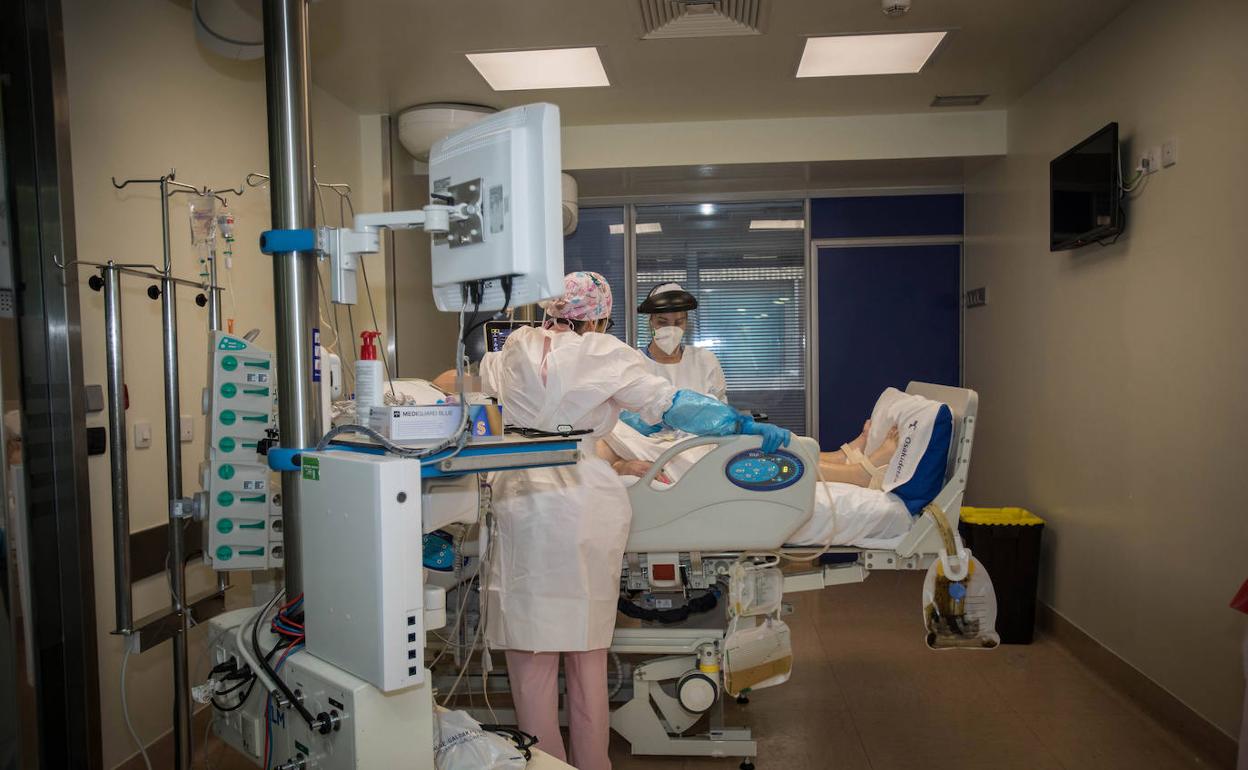 Profesionales sanitarios en la UCI del hospital de Galdakao atienden a un paciente covid.