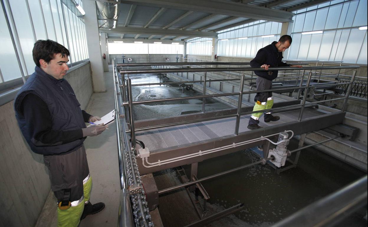 Operarios trabajan en la depuradora de Lamiaran, que tratará las aguas residuales de la comarca