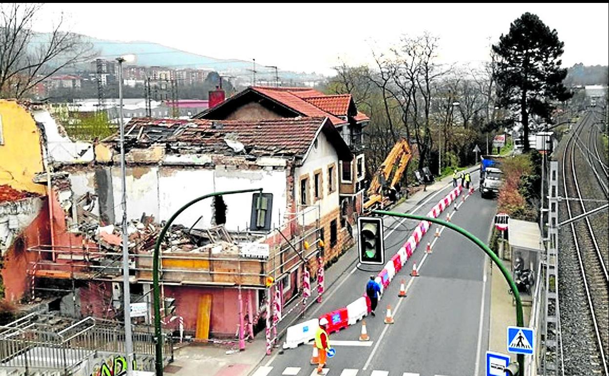 Las excavadoras durante el derribo de los edificios que estaban fuera de ordenación. 