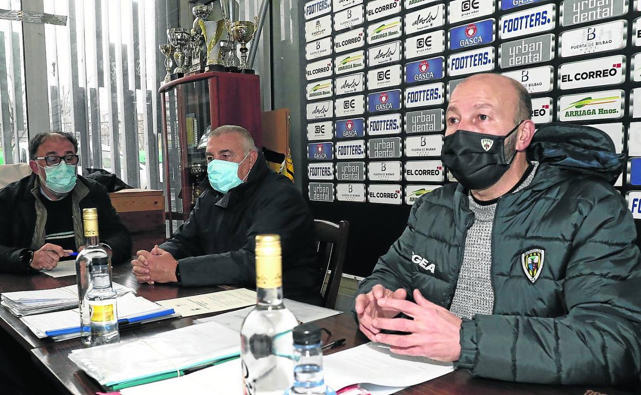 El actual presidente de la gestora, Jesús María Isusi, a la derecha, junto a otros miembros de la junta en una imagen de archivo. 