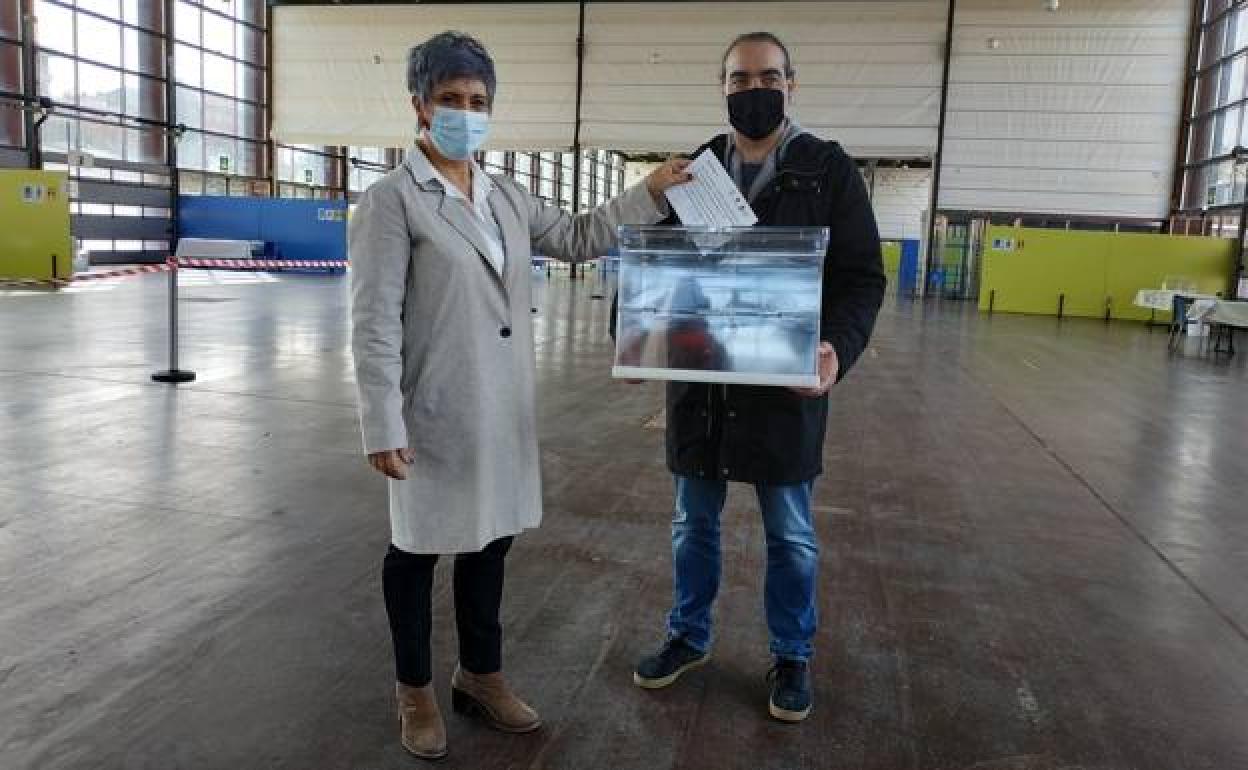 La alcaldesa Ima Garrastatxu y el primer teniente de alcalde, Julian Ríos, en el pabellón multiusos de Landako dónde el domingo se llevará a cabo la primera consulta popular de Durango. 