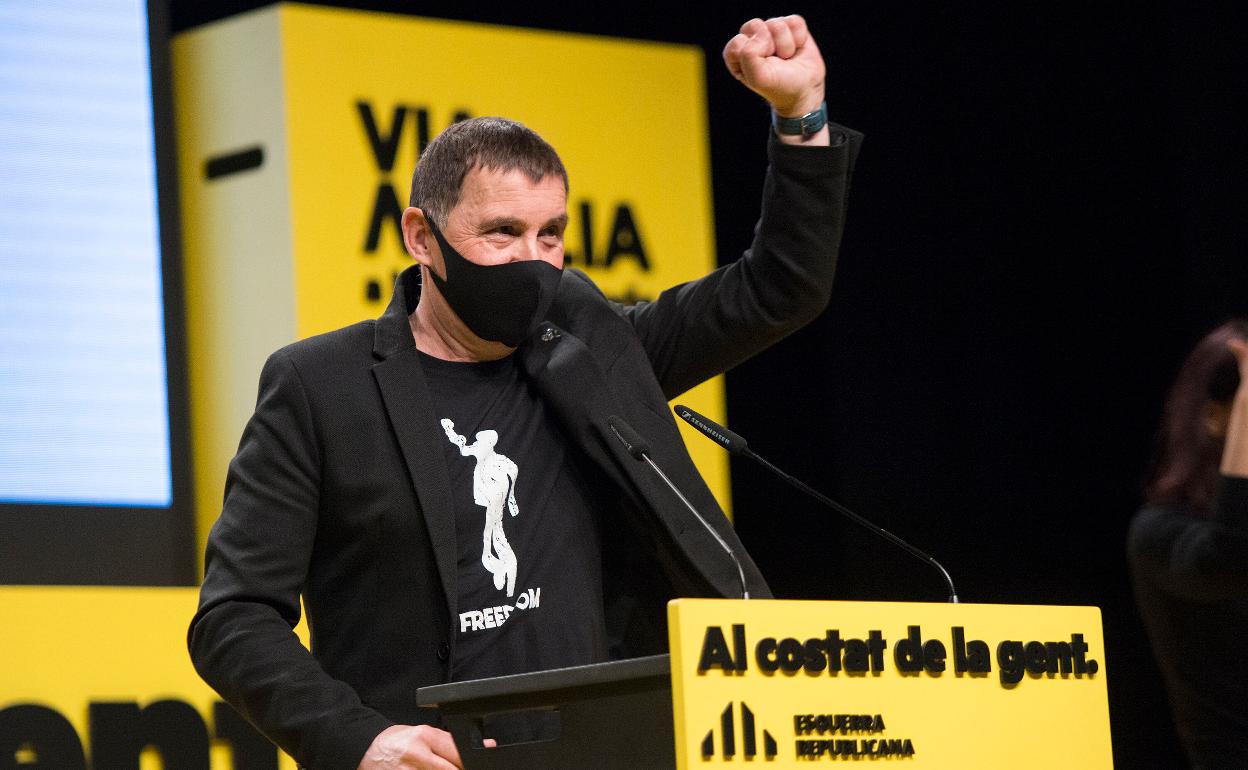 Otegi afirma que «gran parte de la población» rechaza a la Ertzaintza»