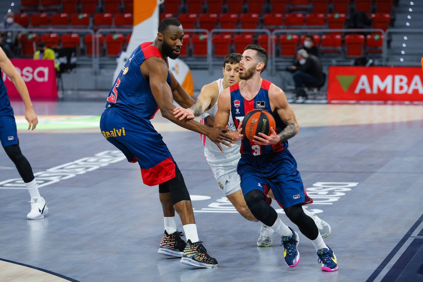 Fotos: Las mejores imágenes del Baskonia - Real Madrid