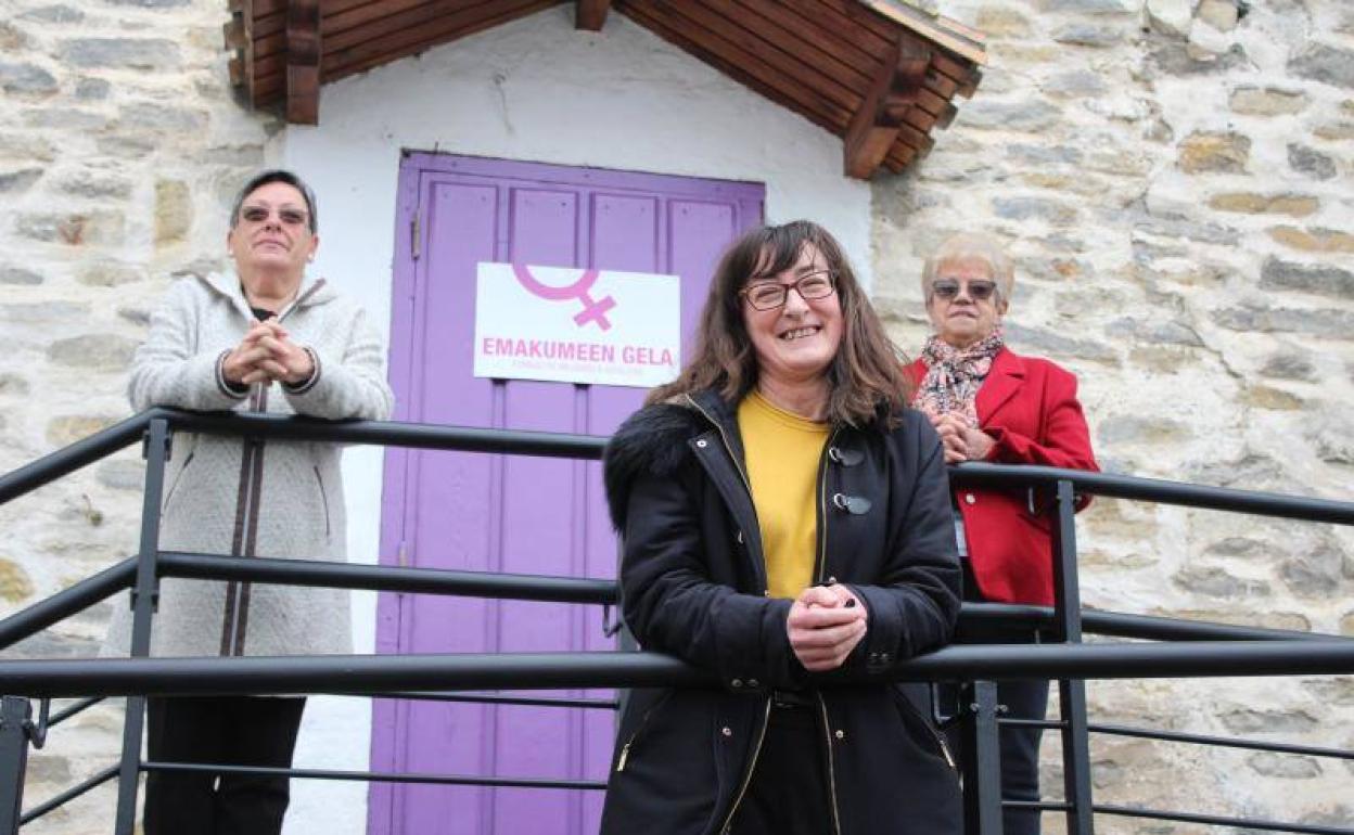 Inma Roiz entre dos mujeres ayalesas, Loli Solloa y Manoli Otero ante la Emakumeen gela.