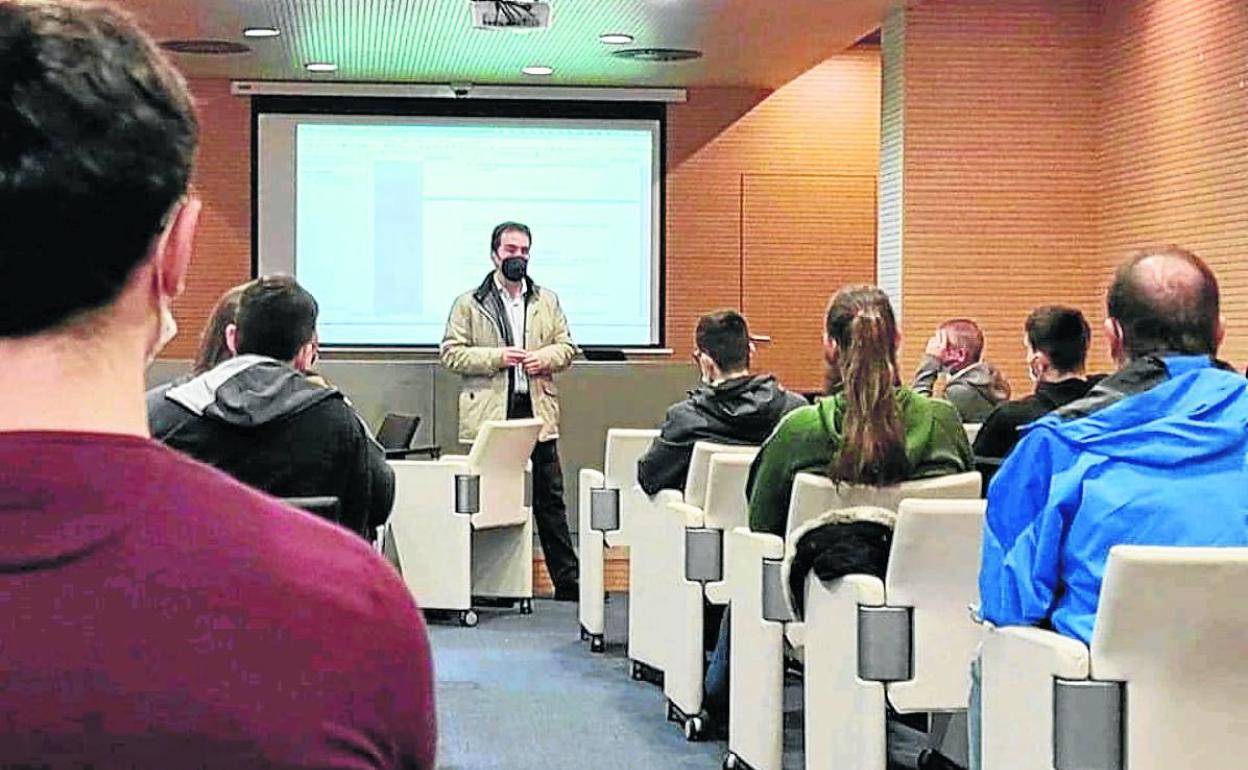 Un momento de la bienvenida del alcalde, Juan Carlos Abascal, al alumnado participante en el programa. 