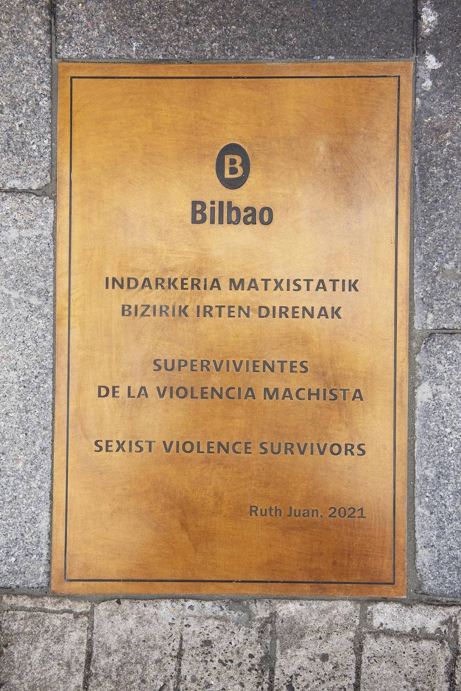 Fotos: «No estáis solas»: un muro contra la violencia de género en el muelle de La Merced (Bilbao)