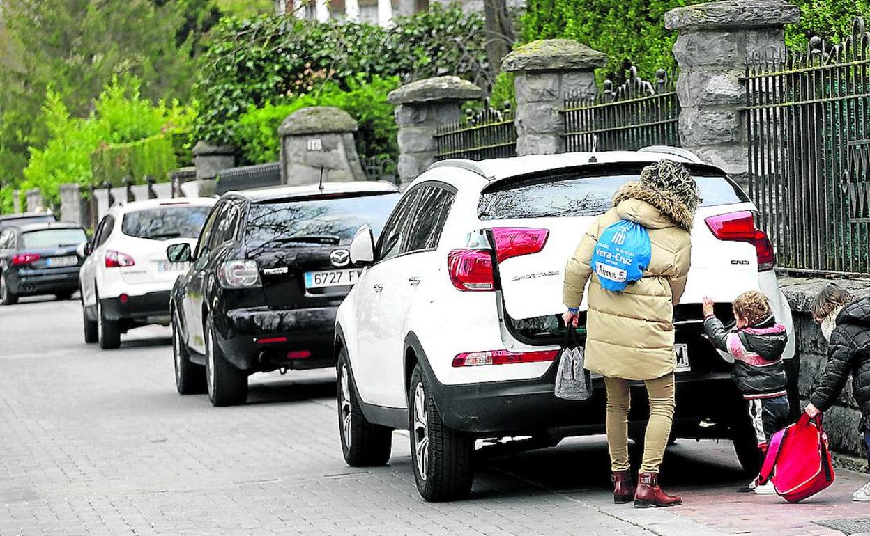 El Ayuntamiento busca reducir el número de dobles filas en los entornos de los centros educativos de la zona Sur. 