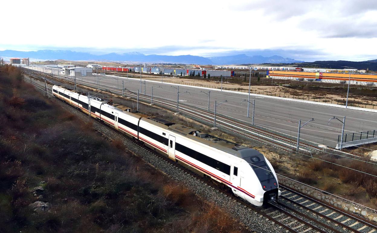 El tren Madrid-Irún pasa por Arasur y a la derecha se ha construido la terminal ferroviaria donde se cargarán los vagones con mercancías hacia el Puerto de Bilbao.