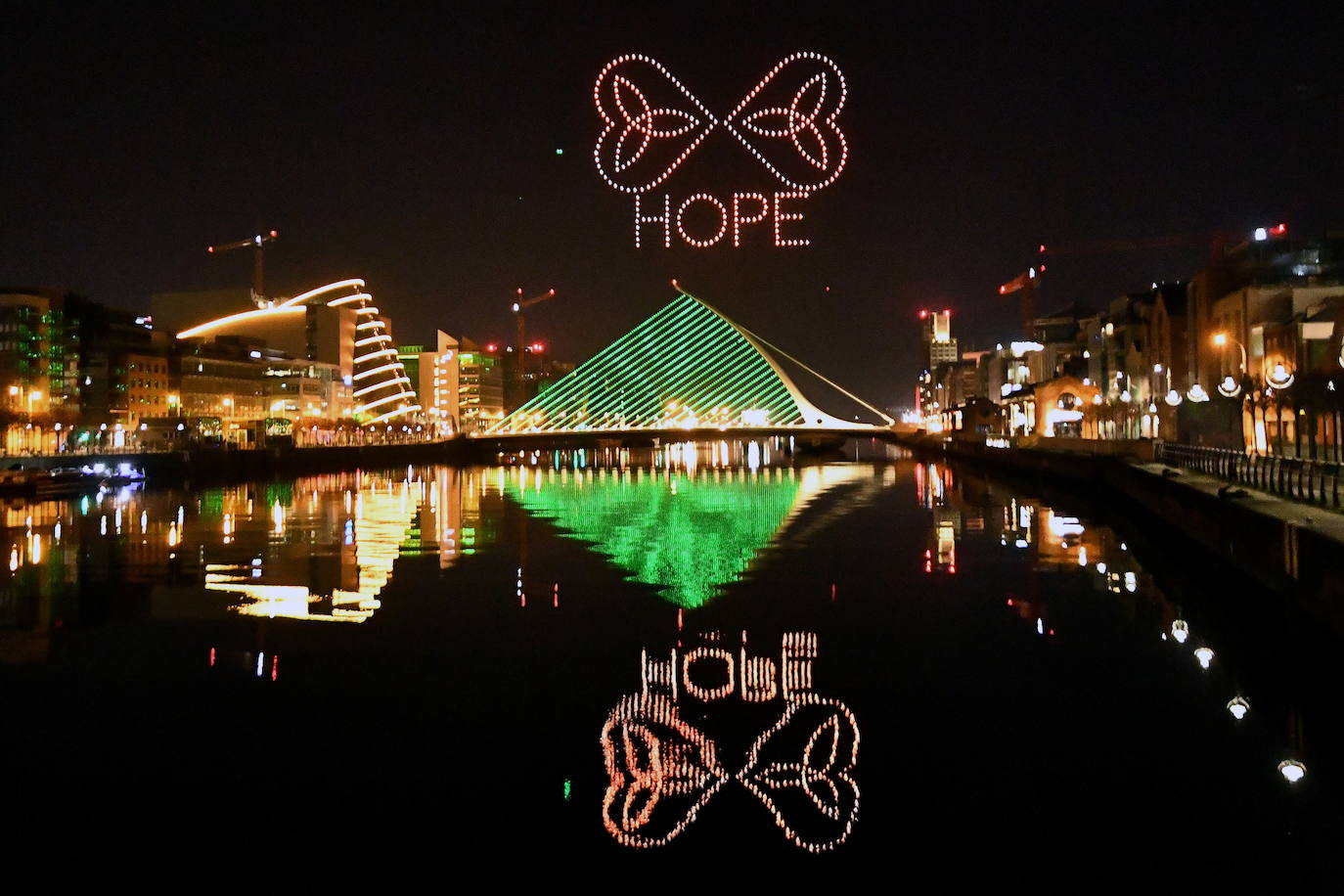 Una exhibición de Tourism Ireland titulada "Orchestra of Light" con un enjambre de 500 drones está animada en el cielo nocturno sobre el puente Samuel Beckett en el río Liffey para el Día de San Patricio, ya que se canceló por segundo año consecutivo debido a la propagación de la enfermedad por coronavirus