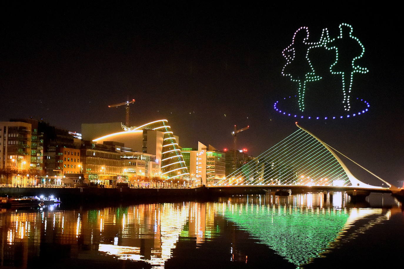 Una exhibición de Tourism Ireland titulada "Orchestra of Light" con un enjambre de 500 drones está animada en el cielo nocturno sobre el puente Samuel Beckett en el río Liffey para el Día de San Patricio, ya que se canceló por segundo año consecutivo debido a la propagación de la enfermedad por coronavirus.