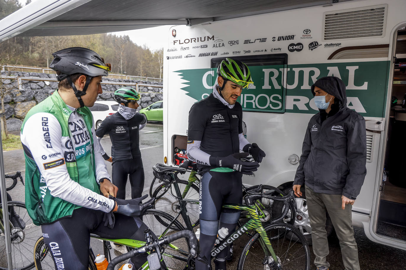 Fotos: El Caja Rural prepara la Itzulia en Llodio