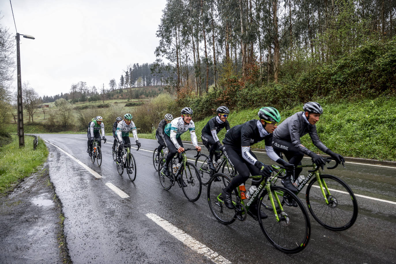 Fotos: El Caja Rural prepara la Itzulia en Llodio