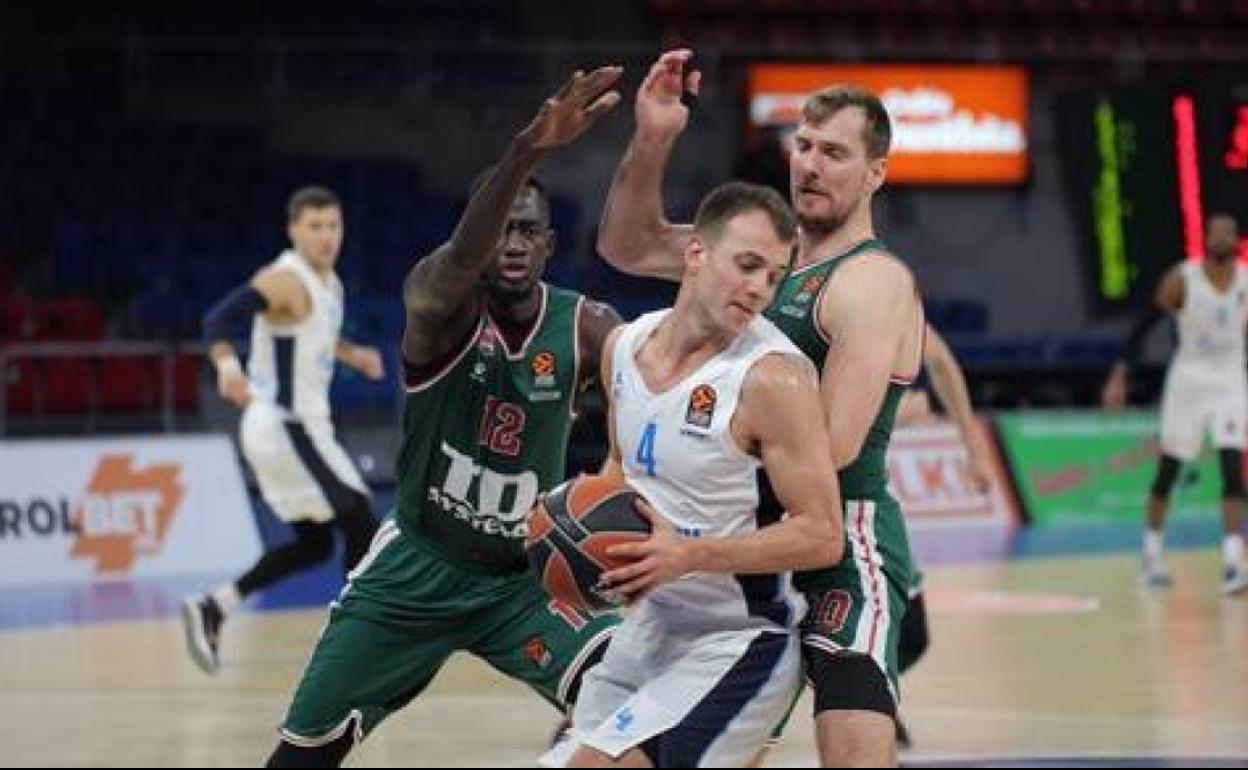 Pangos, inalterable ante la superioridad defensiva de Dragic y Diop