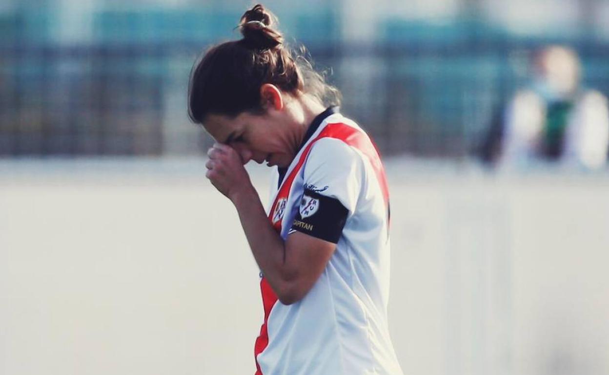 Cristina Auñón con el brazaleta de capitana del Rayo en un partido de esta temporada. 