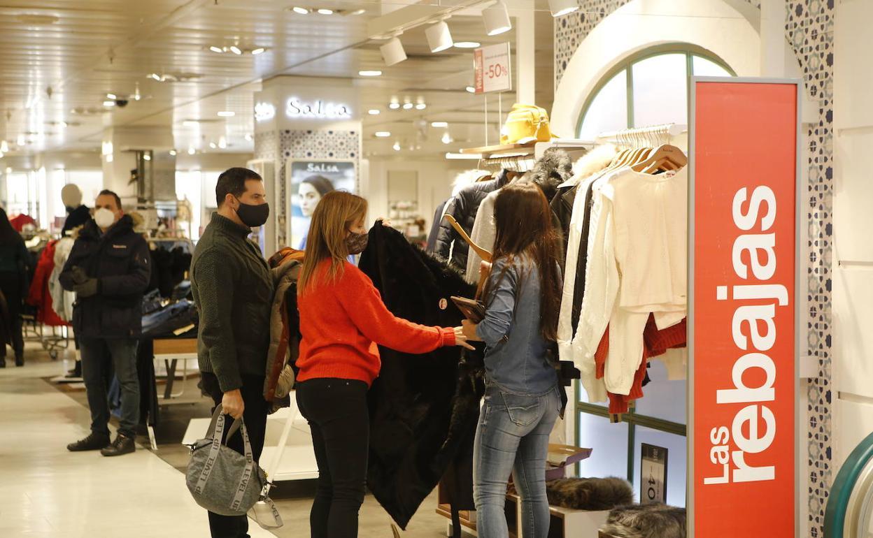 Los comerciantes estiran las rebajas para aprovechar el temporal de frío