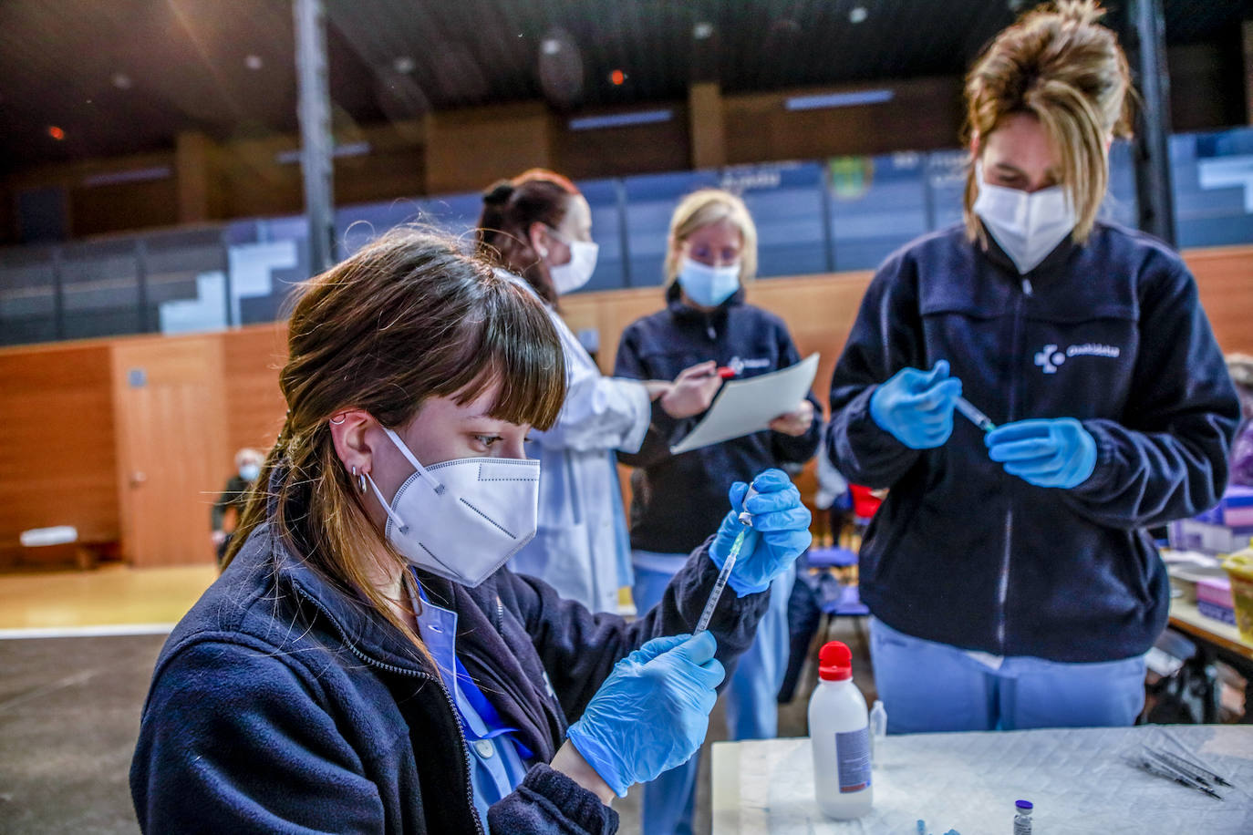 Una de las enfermeras prepara una de las dosis. Todos los viales, un total de 27, eran del preparado Pfizer.