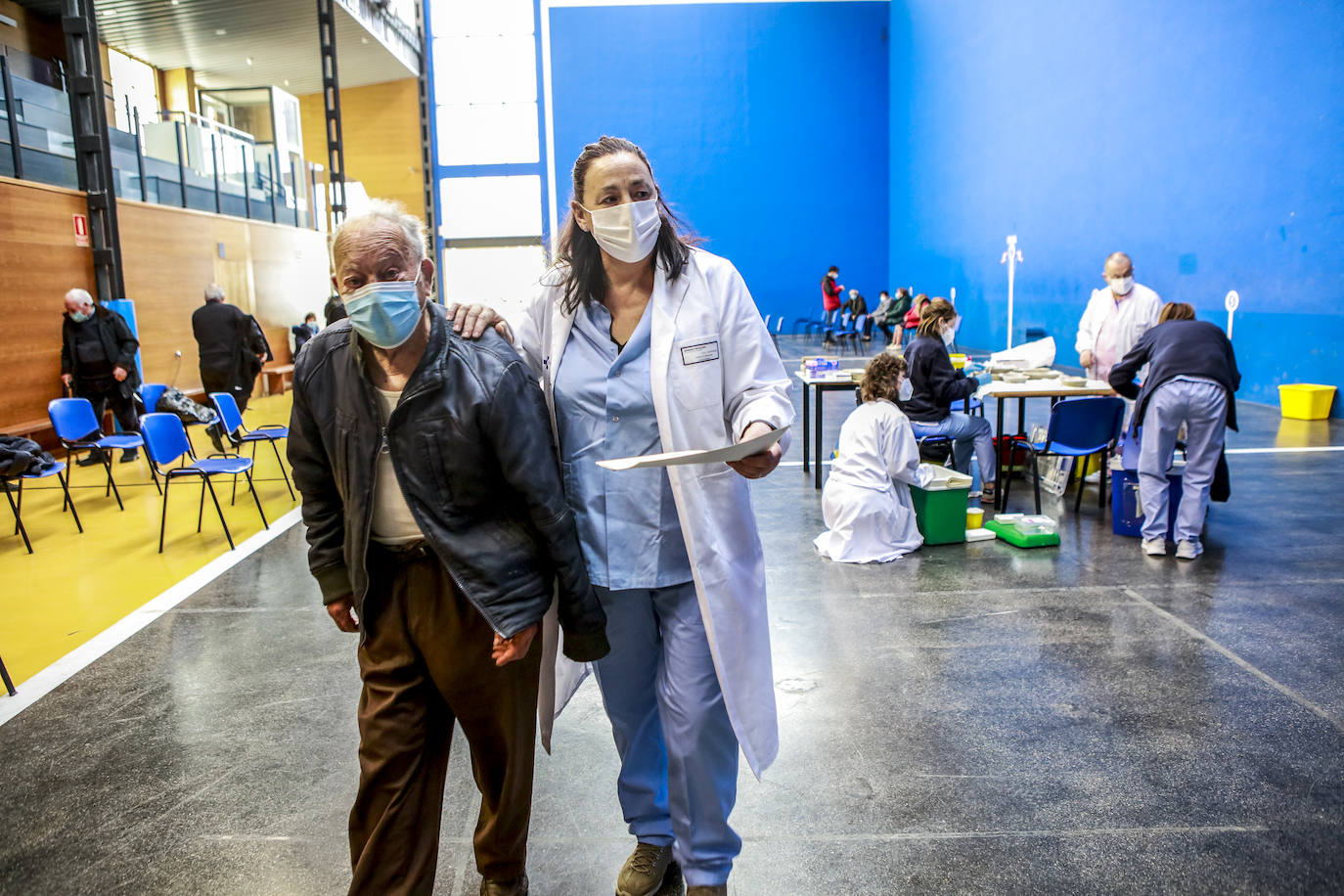 La coordinadora del Covid en Montaña Alavesa, Josete Bringas, acompaña a Juan Luis Pérez al punto de vacunación. 