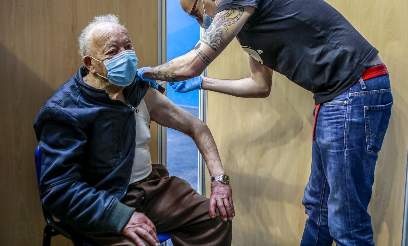Juan Luis Pérez tiene 91 años y vive solo en Maeztu. «Es más el susto que otra cosa. Ni me he enterado de la aguja».