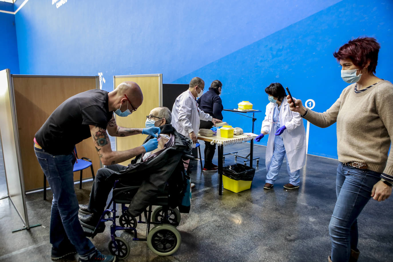 A Montaña Alavesa viajaron 27 viales de Pfizer desde el Hospital Santiago Apóstol de Vitoria. Un trayecto de casi 40 kilómetros. De cada vial se consiguen seis dosis. 