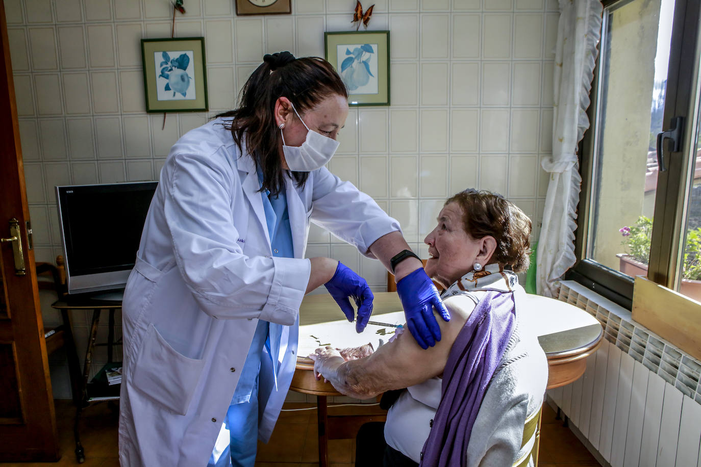 El mejor regalo para Margarita, la primera dosis de la vacuna, llega poco después de haber cumplido un siglo. En la foto, la enfermera le pone la vacuna Pfizer. 