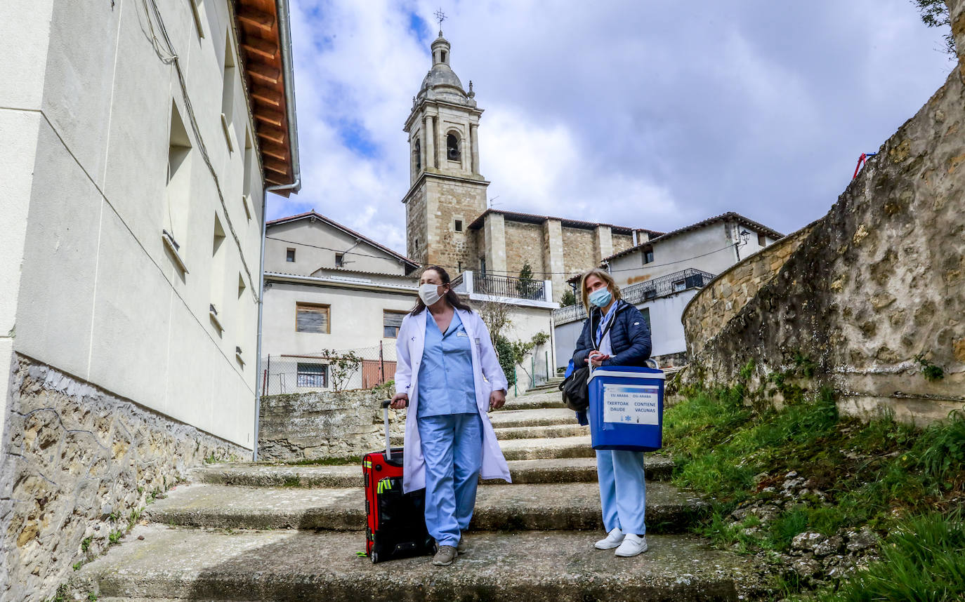 La vacuna llega Antoñana, a escasos cinco minutos en coche de Santa Cruz de Campezo, donde espera para recibir su dosis Unai Rodríguez, un enfermo de ELA.