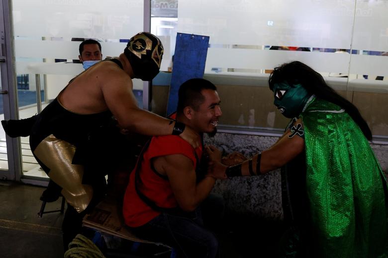 Covid: astros da lucha libre invadem mercado no México em campanha pelo uso  de máscaras