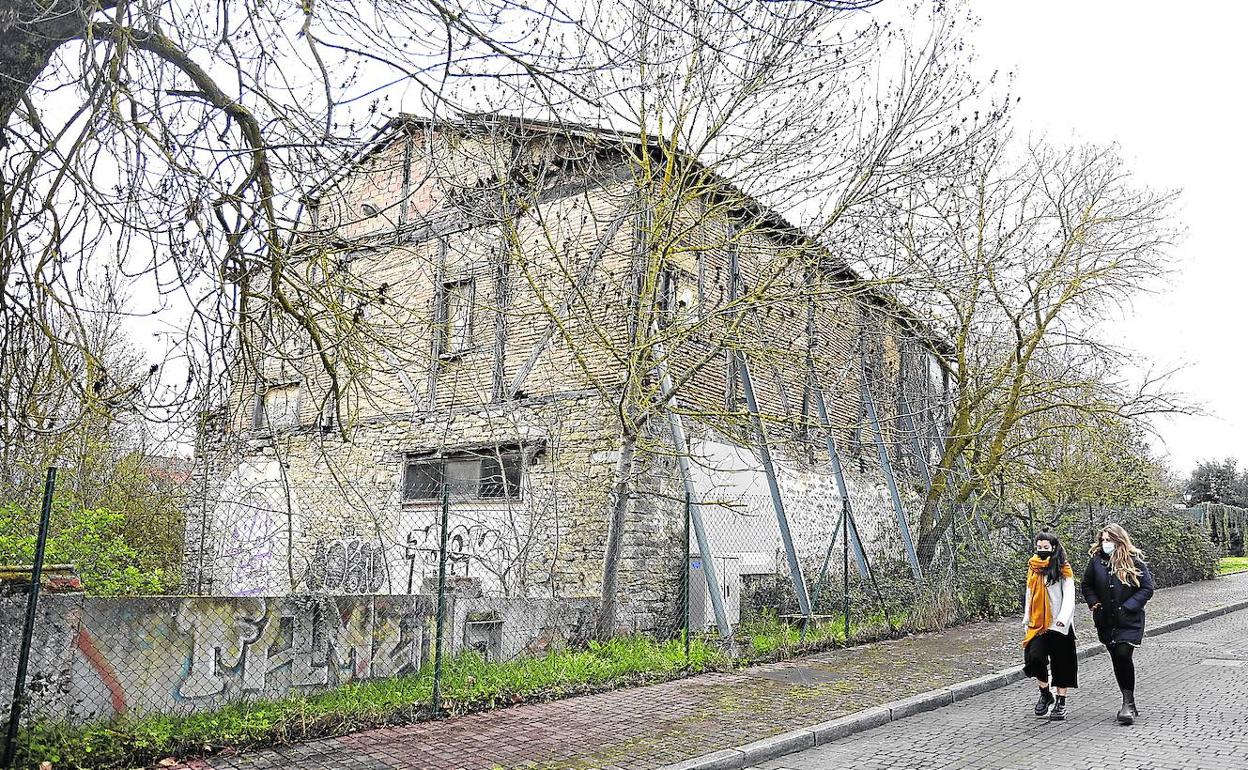 La construcción que albergó la antigua hípica en Armentia se encuentra muy deteriorada.