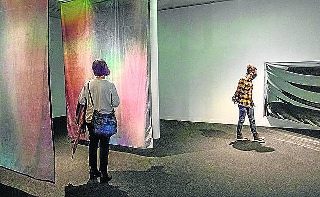 Los visitantes pueden jugar con las pantallas y las imágenes en el itinerario de la muestra. 