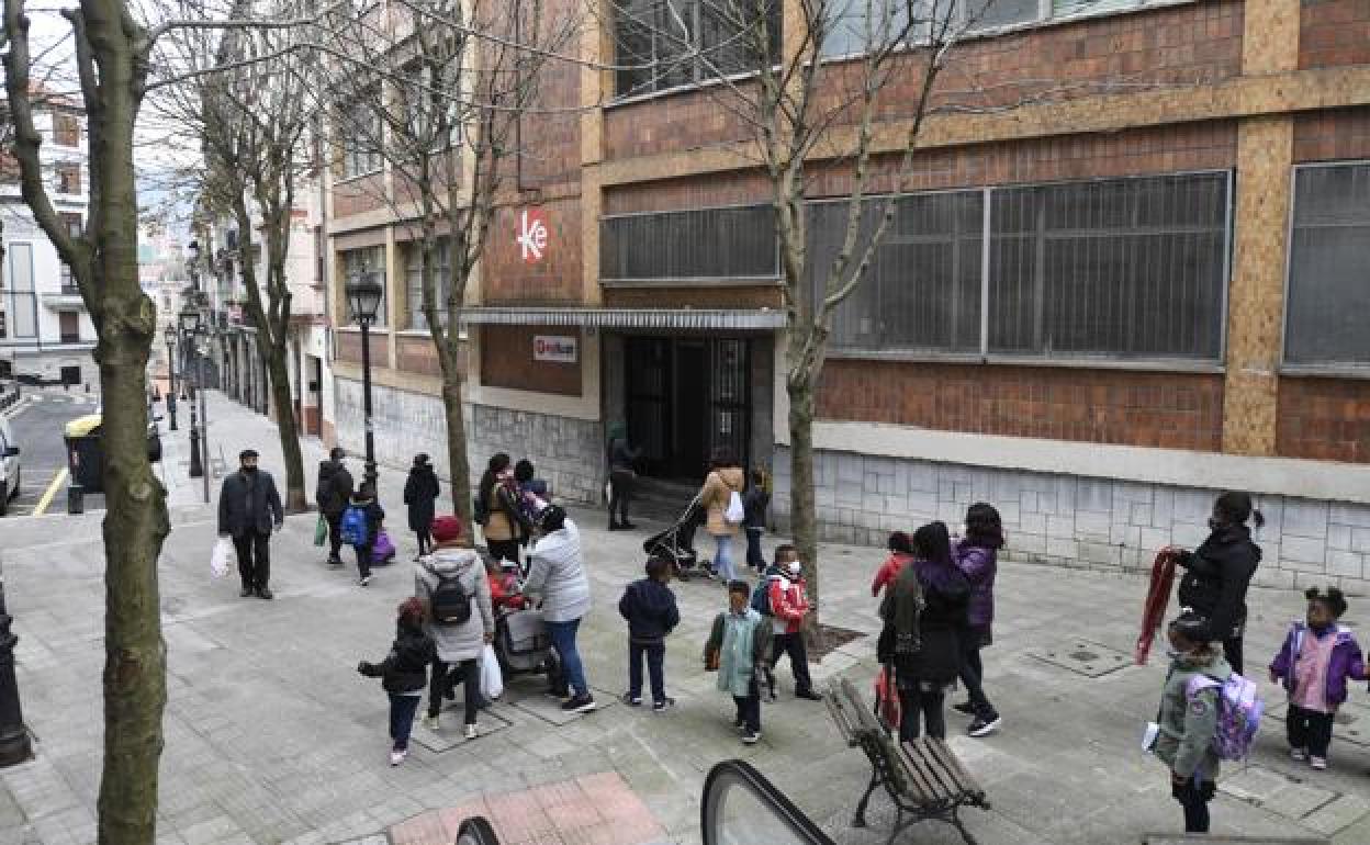 Entrada al colegio Hijas de la Cruz de Santutxu. 