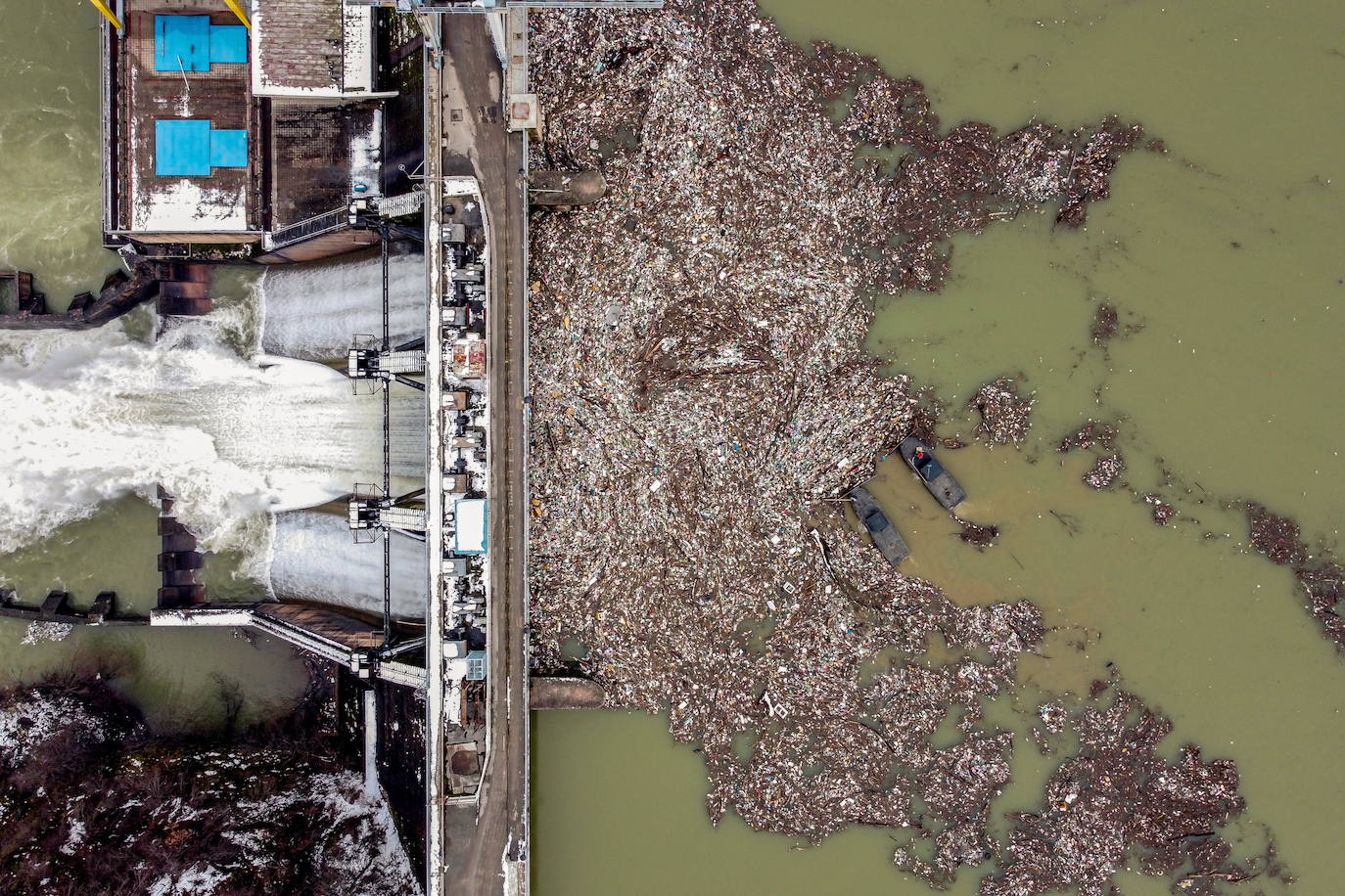 Dos varcazas subieron y bajaron por un vasto trampo de basura flotante en el laho artificial Potpecko en Serbia, recogiendo toneladas de Basura que casi obstruyen la presa que lo cruza. En el río Lim, que llena el lago, está crecido por el derretimiento de la nieve, y según los activistas, ha transportado más de 20.000 metrois cúbicos de plásticos de vertederos no regulados a lo largo de sus orillas.