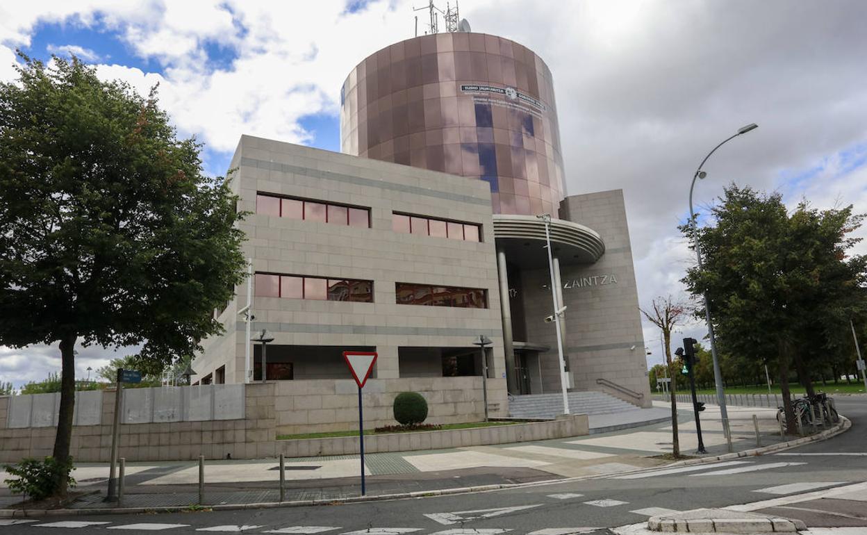 Comisaría vitoriana de la Ertzaintza, cuerpo que inició la investigación del 'caso Larrion' hace ahora un mes. 