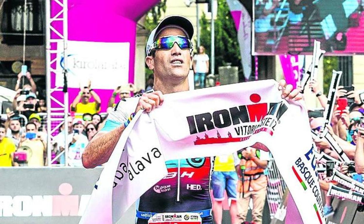 Eneko Llanos celebra su victoria en el Ironman Vitoria de 2019.