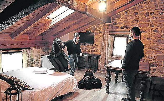 Una pareja, a su llegada a una casa rural de Iurreta.