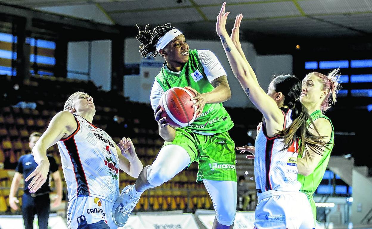 Joy Adams trata de doblar un balón para una compañera durante el choque disputado ayer en Mendizorroza. 