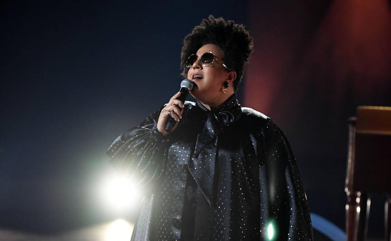 Brittany Howard Grammy sarietan kantatzen.