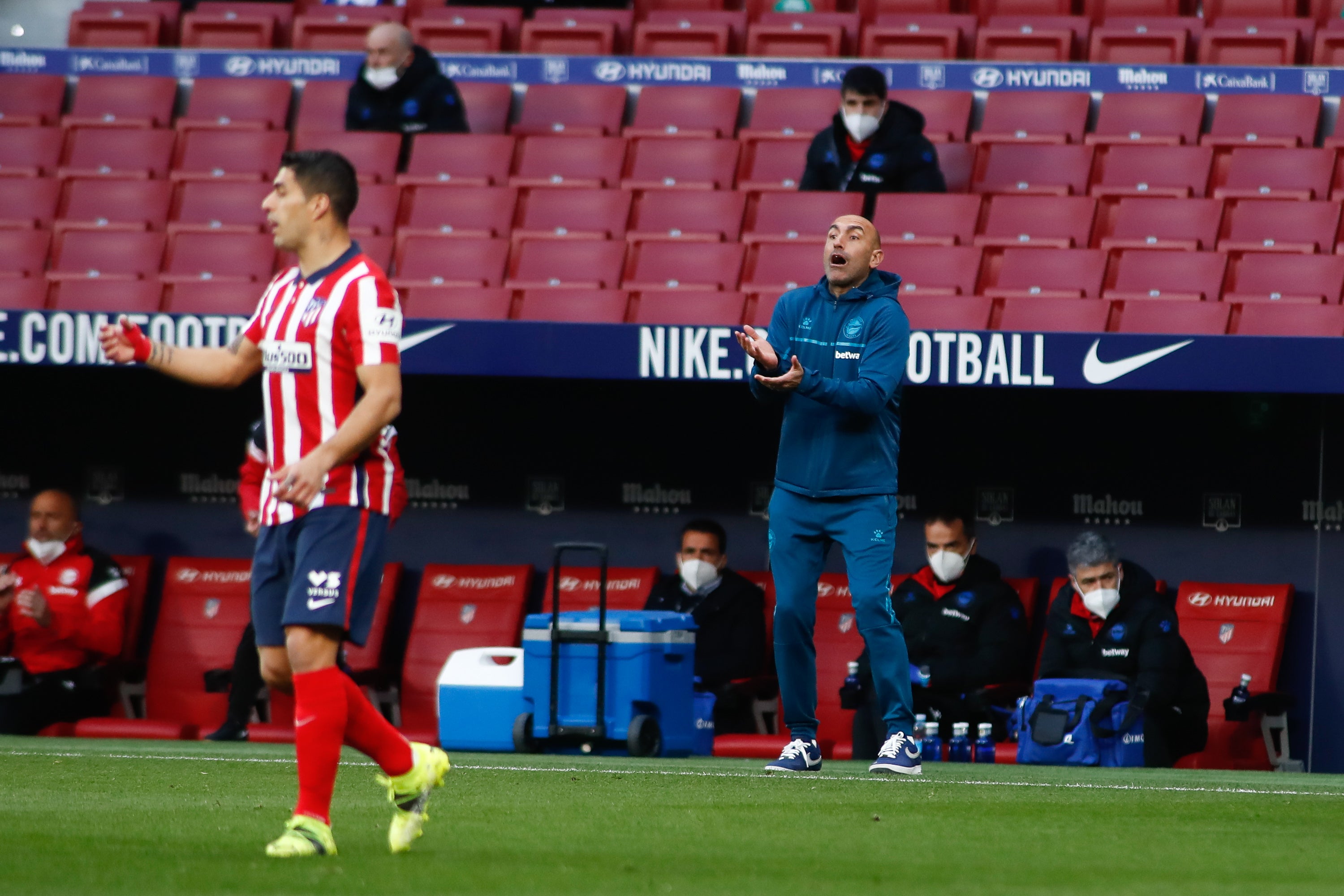 Luis Suárez trata de conducir la pelota entre Duarte y Lejeune.