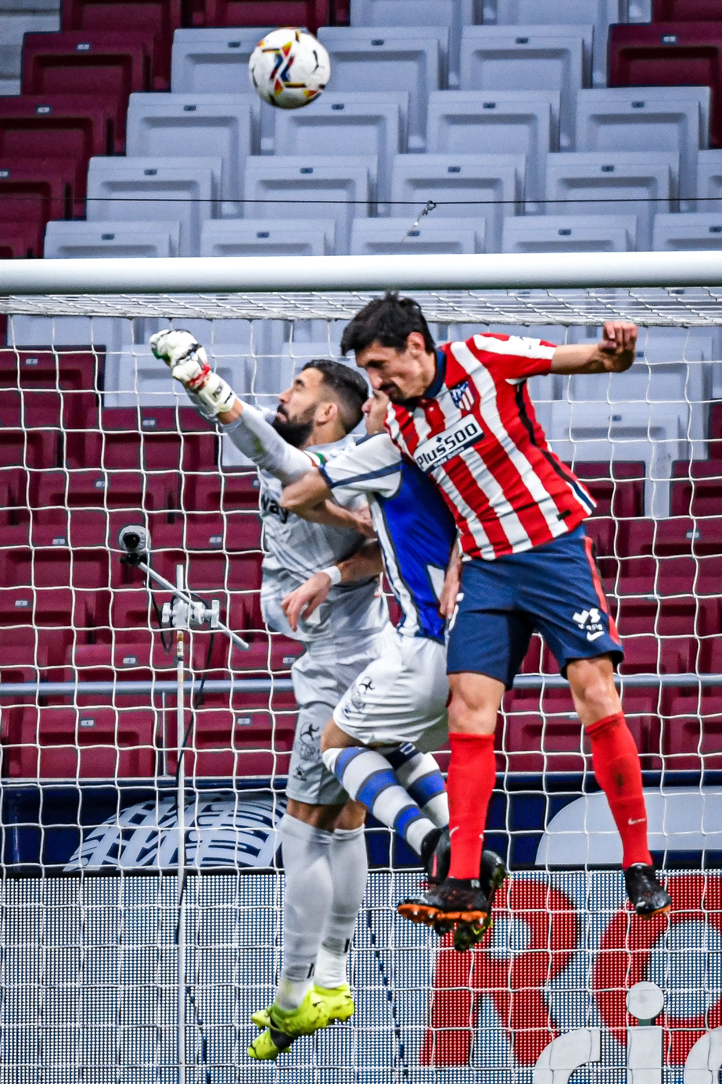 Luis Suárez trata de conducir la pelota entre Duarte y Lejeune.