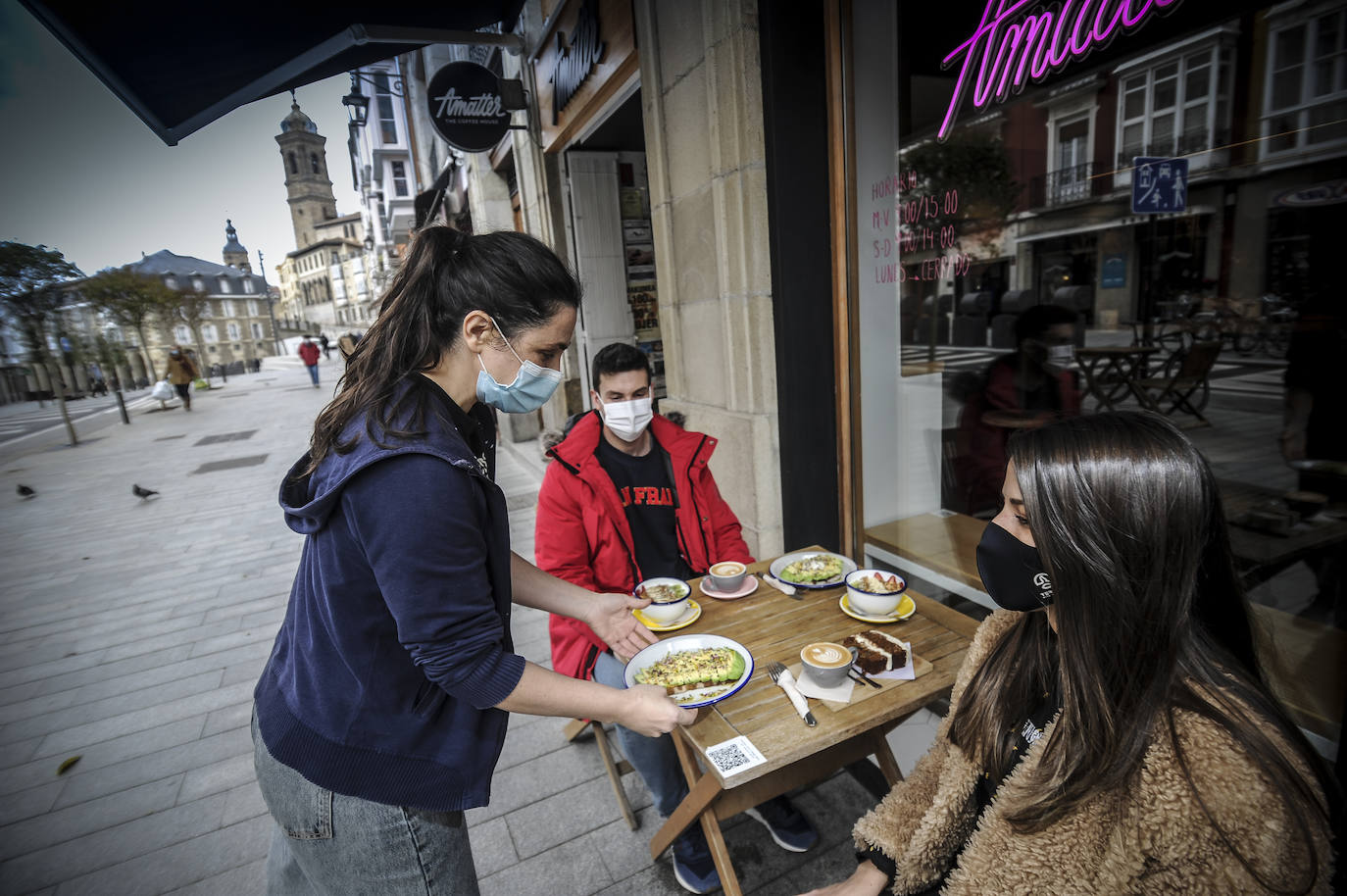 Maria Eugenia sirve tostadas de aguacate para el brunch en el Amatter, una de las cafeterías con más encanto de la zona.