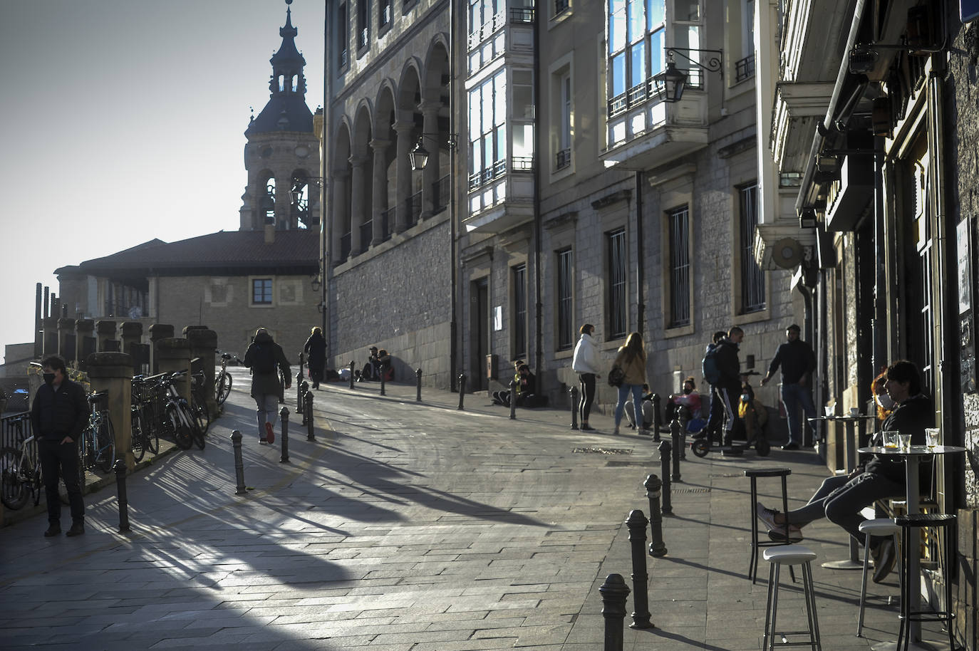 Los paseantes aprovechan los últimos rayos de sol en el entorno de la cuesta de San Vicente.