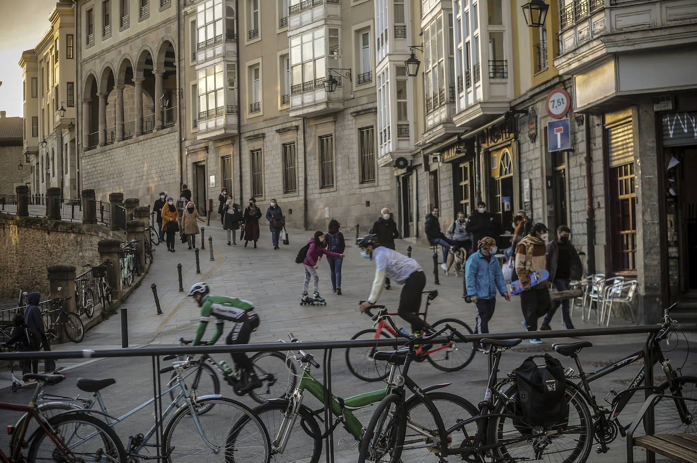 Al caer la tarde, la Cuesta de San Vicente bulle de paseantes, ciclistas y jóvenes que buscan los últimos rayos de sol del día.