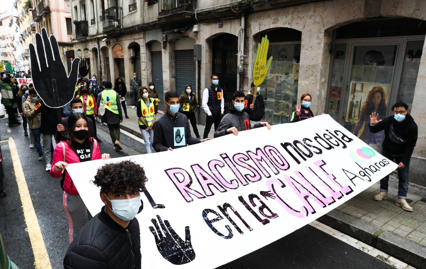 Manifestación contra el racismo y la xenofobia por las calles de Bilbao. 