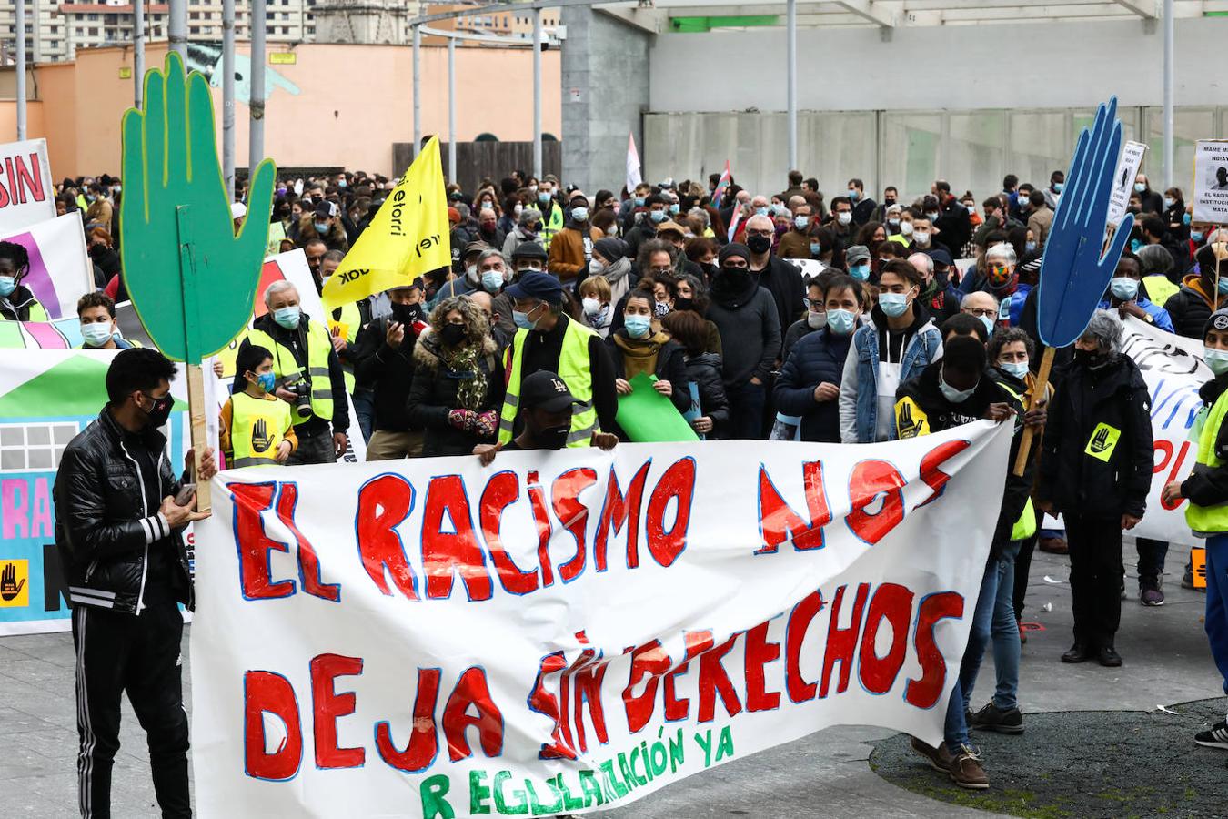 Manifestación contra el racismo y la xenofobia por las calles de Bilbao. 
