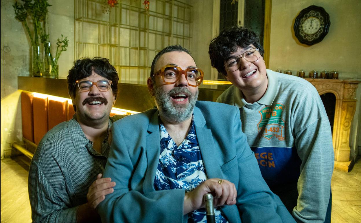 Carlos González y Gabriel Sánchez, junto a Bob Pop.