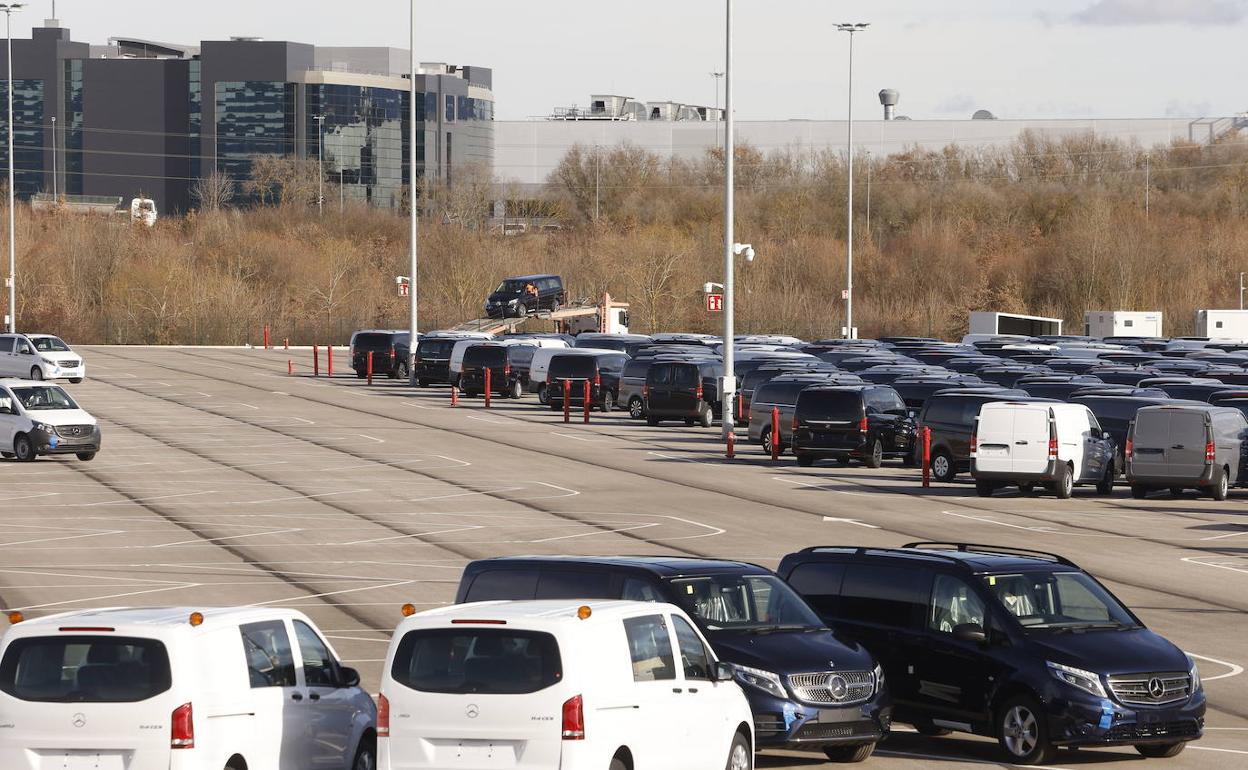 Vista de las instalaciones de Mercedes con furgonetas estacionadas en el parking de la planta en Avenida de los Huetos.