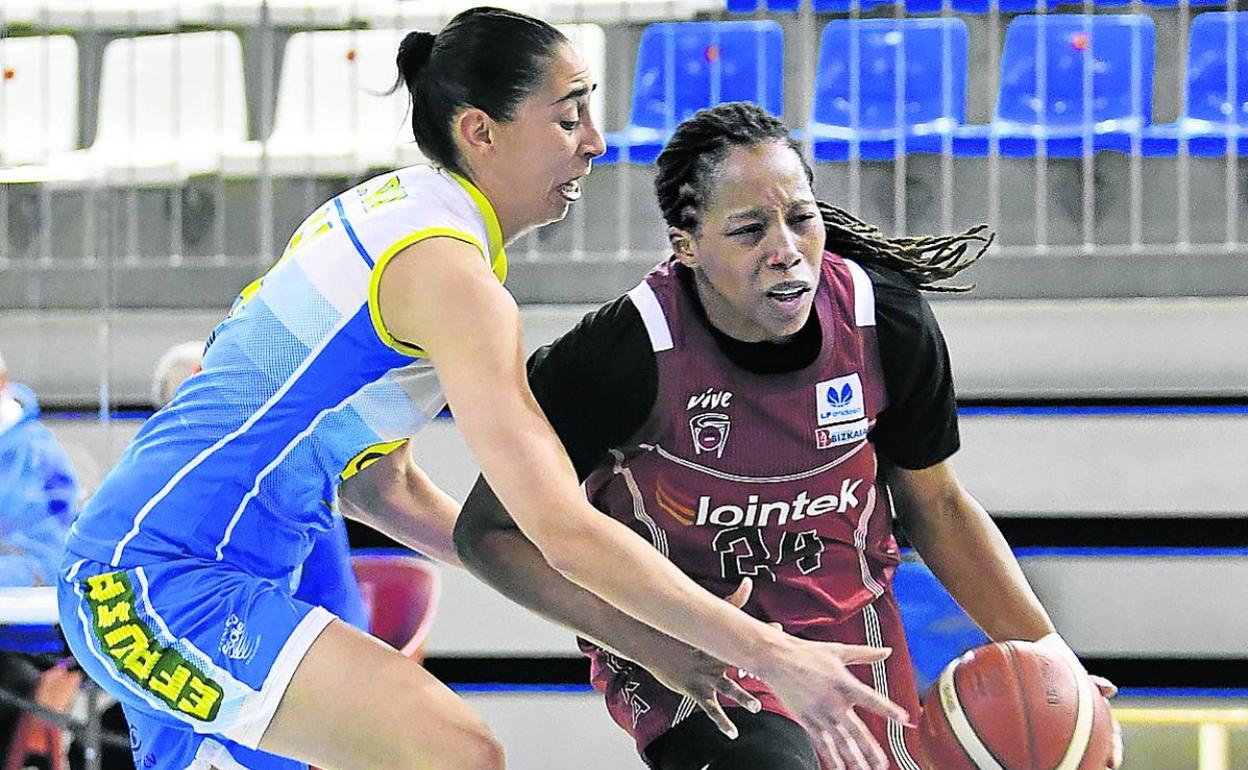 Roundtree trata de marcharse de Etxarri, con la que tuvo una bonita pugna a lo largo del choque. 