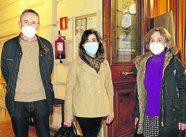 Carlos Fernández Espinosa, Beatriz Angulo y María Eugenia Fernández. 