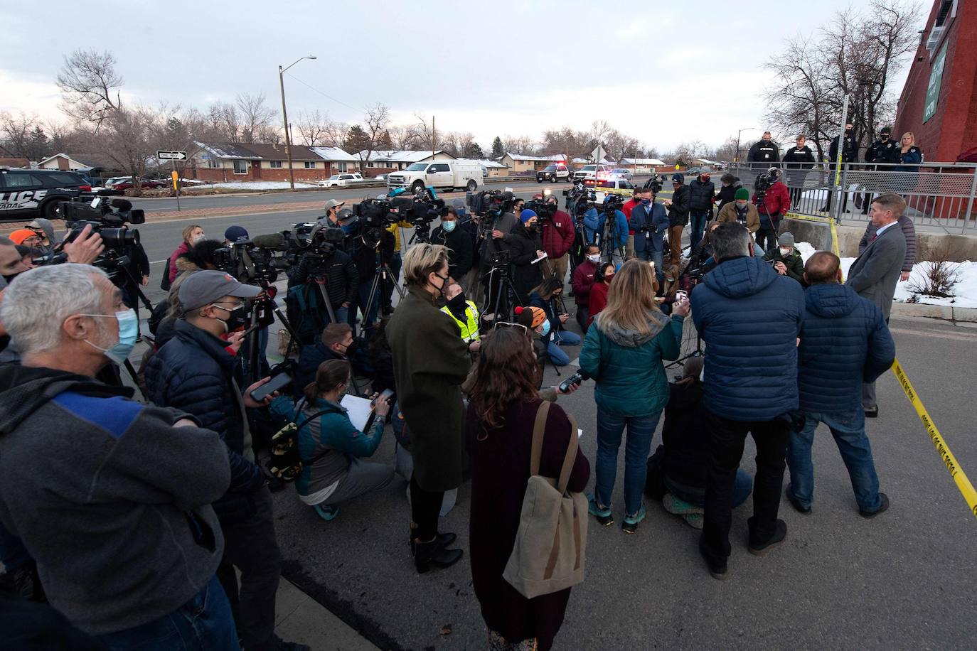 El fiscal de distrito del condado de Boulder, Michael Dougherty, se dirige a los medios de comunicación después de un tiroteo masivo en la tienda de comestibles King Soopers.
