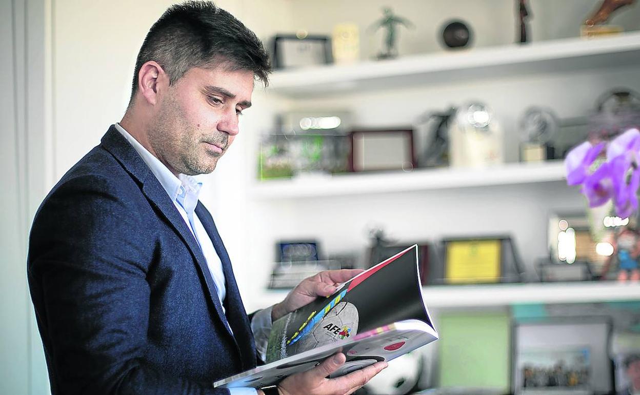 David Aganzo hojea una revista de la AFE, asociación que aspira a presidir otros cuatro años. 