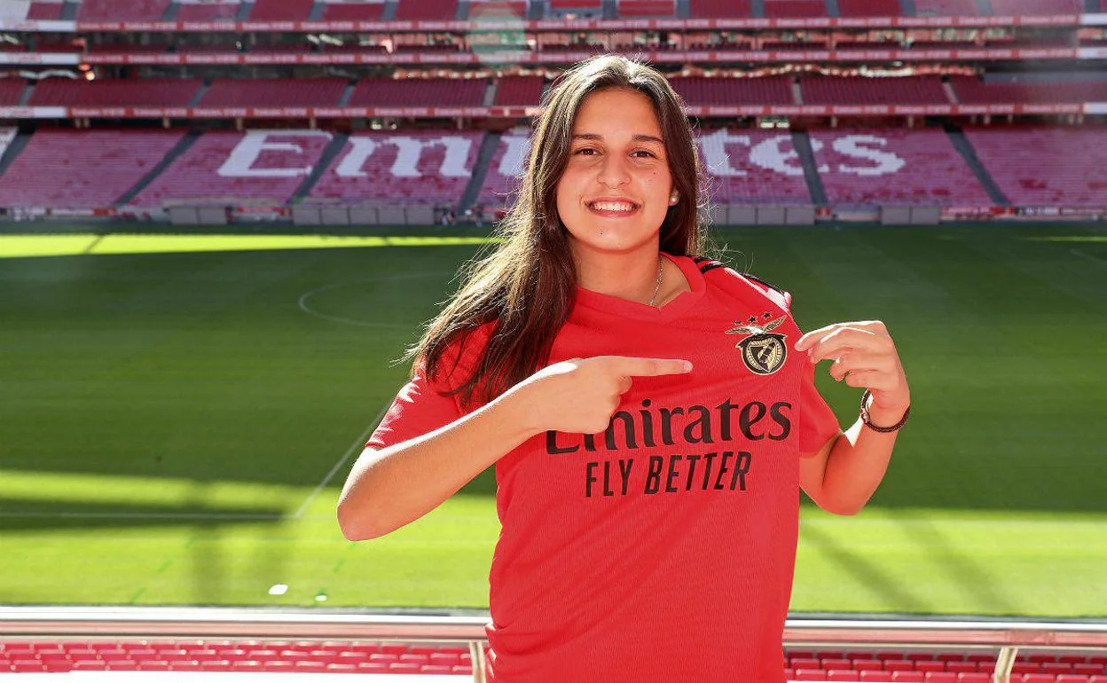 Kika Nazareth el pasado mes de octubre cuando firmó con el Benfica su primer contrato como profesional. 